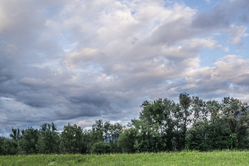Fototapeta na wymiar Landschaft mit Regenwolken