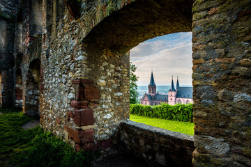 Blick durch ein Fenster der Burg Landskron in Oppenheim auf die Katharinenkirche