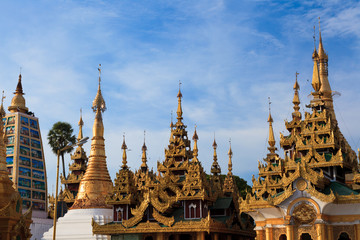 Fototapeta premium Shwedagon Pagoda Temple shining in the beautiful sunset in Yango