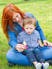 giovane mamma con bambino al parco