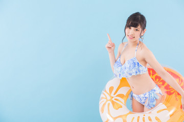ポーズをする水着女性