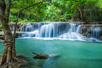 Foto op Plexiglas Groen landschap met groene waterval bij Erawan-waterval, mooie en zeer mooie waterval voor ontspanning, Erawan-waterval gelegen in de provincie Kanjanaburi, Thailand © peangdao