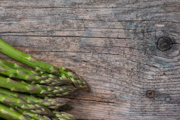 Grüner Spargel auf rustikalem Holzuntergrund
