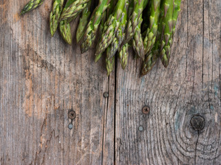 Grüner Spargel auf rustikalem Holzuntergrund