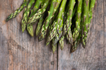 Grüner Spargel auf rustikalem Holzuntergrund