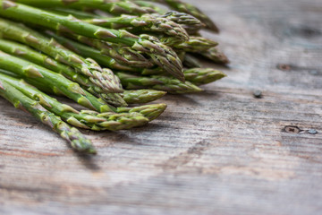 Grüner Spargel auf rustikalem Holzuntergrund