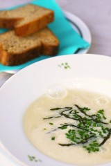 Creamy spargel soup with chives and bread