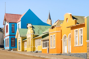 Fototapeta premium Kolorowi domy w Luderitz - architektury pojęcie z antycznymi budynkami w Namibia