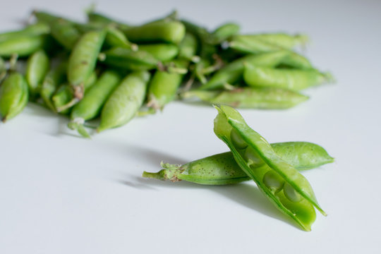 Cosse de petits pois ouverte, cosses de petits pois en arri&egrave;re plan 5