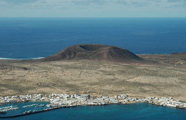 La Montaña del Mojón vue depuis le belvédère du Río à Haría à La