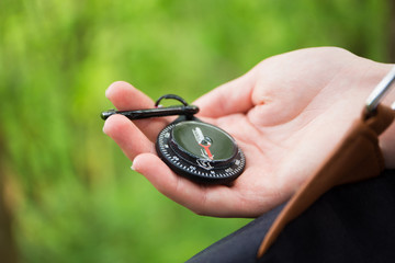 Frau hält Kompass in der Hand