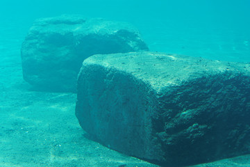 Kamenie, głazy zatopione w wodzie