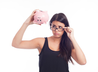 jeune femme triste avec une tirelire en forme de cochon vide