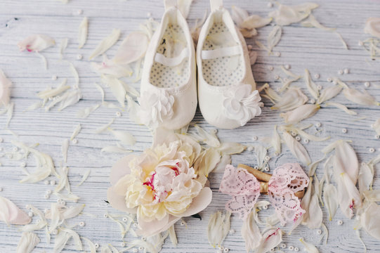 Милые беленькие туфельки  для маленькой девочки и розовый кружевной бантик