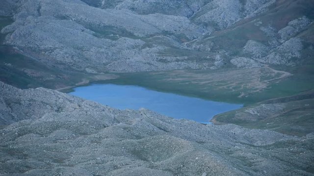 zirveden kuşbakışı dağ g&ouml;lleri