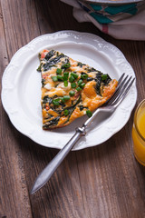 Frittata with spinach, tomatoes and cheese