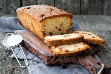 Vanilla cake with raisin
