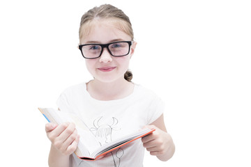 Bambina con occhiali e libro che sorride 