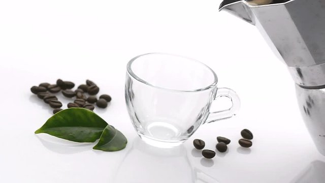 versare il caff&egrave; nella tazzina di vetro - sfondo bianco - slow motion
