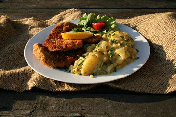 organisch lifestyle schnitzel kartoffelsalat beilage copy space urbano selbstgemacht essiggurken