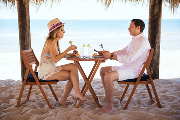 Couple eating lunch at the beach