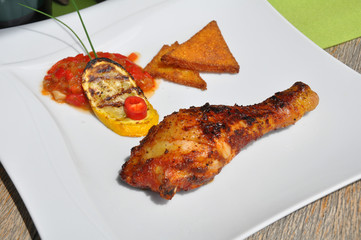 Gegrilltes Hühnerfleisch mit Polenta und Paprika direkt vom Grill 