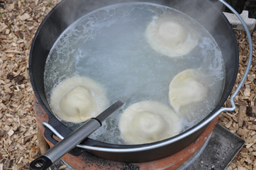 Kochen im Dutch Oven beim Camping 