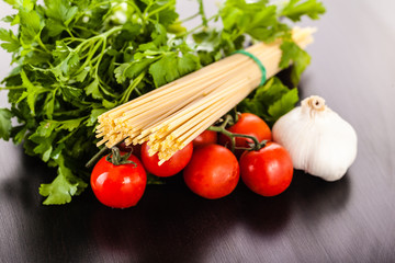 tomatoes spaghetti garlic and parsley