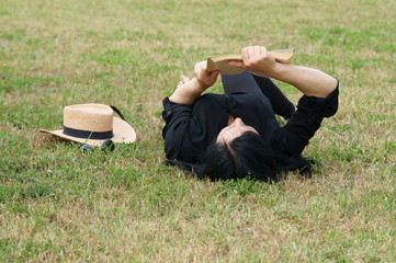 lettrice col cappello nel parco della villa comunale