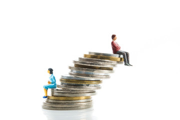 ミニチュア,お金の上に座って考えている男性