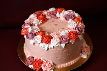 Obraz na płótnie Canvas Birthday cake with red roses.