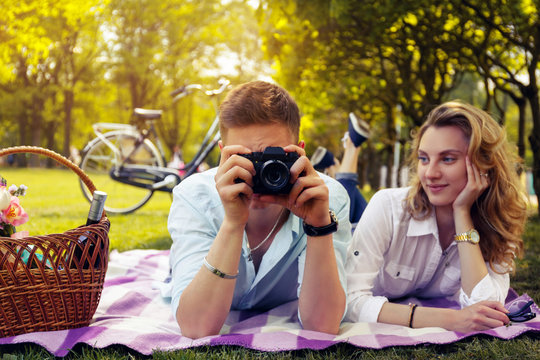 Romantic couple doing foto pictures.