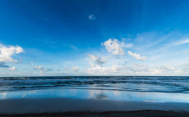 Obraz premium blue sky with clouds and sea