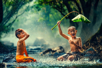 Childrens playing in the river - obrazy, fototapety, plakaty