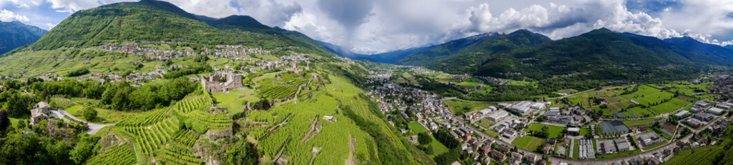 Fototapeta premium Valtellina (IT) - Vista aerea della valle verso est con Castel Grumello
