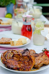 Fleisch und Gemüse vom Gril
