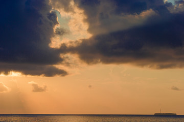 Obraz na płótnie Canvas Beautiful colorful sunset in tropical island at Maldives