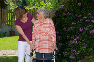 Betreuerin mit Seniorin