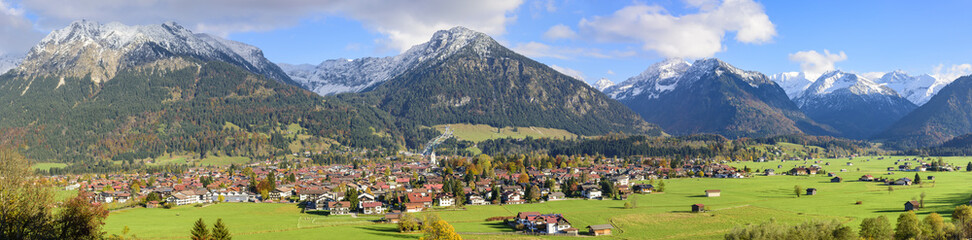 Fototapeta na wymiar imposantes Gebirgspanorama mit Blick auf Oberstdorf