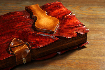 Obraz premium old backgammon in a beautiful wooden box closeup on brown wooden background