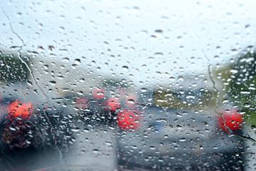 Verkehrsstau, Fahrzeuge auf einer Strasse stehen im Regen