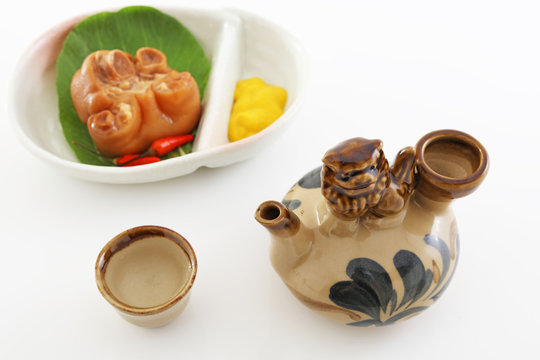 沖縄伝統料理の豚足テビチと泡盛