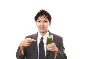 野菜ジュースを飲む男性