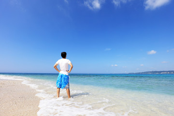 南国の美しいビーチで寛ぐ男性