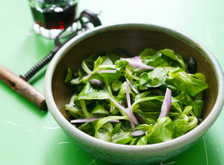 Leichte Vorspeise, Feldsalat mit Schalotten, Kürbiskernen - Regionale Salate der Saison mit einem Glas Rotwein