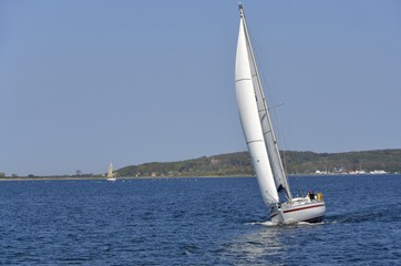 Obraz premium Segelboot vor Hiddensee