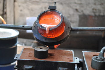 Metall gießen in der Gießerei 