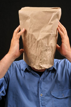 Homme avec un sac en papier sur la t&ecirc;te