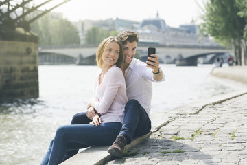 Fototapeta na wymiar Young couple doing a selfie