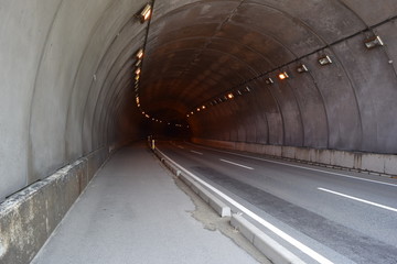 シェルター／山形県庄内地方の海岸道路で、シェルターを撮影した写真です。すぐ横が海なので、風や波除けの役目を果たします。また冬期間は、雪から防護するために設置されたシェルターです。